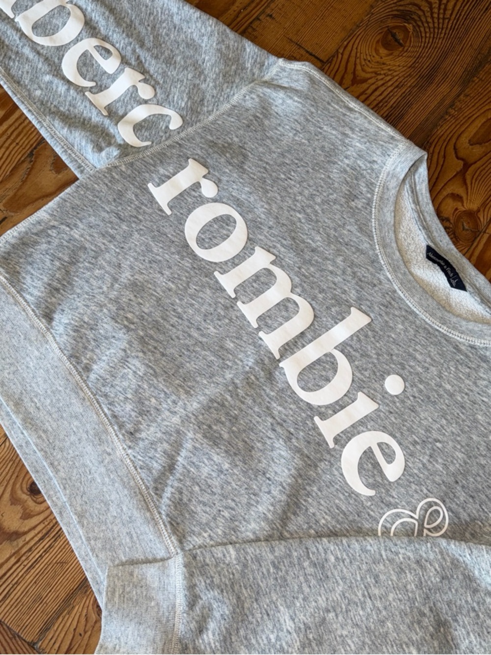 Abercrombie & Fitch Gray Logo Crewneck cropped Sweatshirt-Large